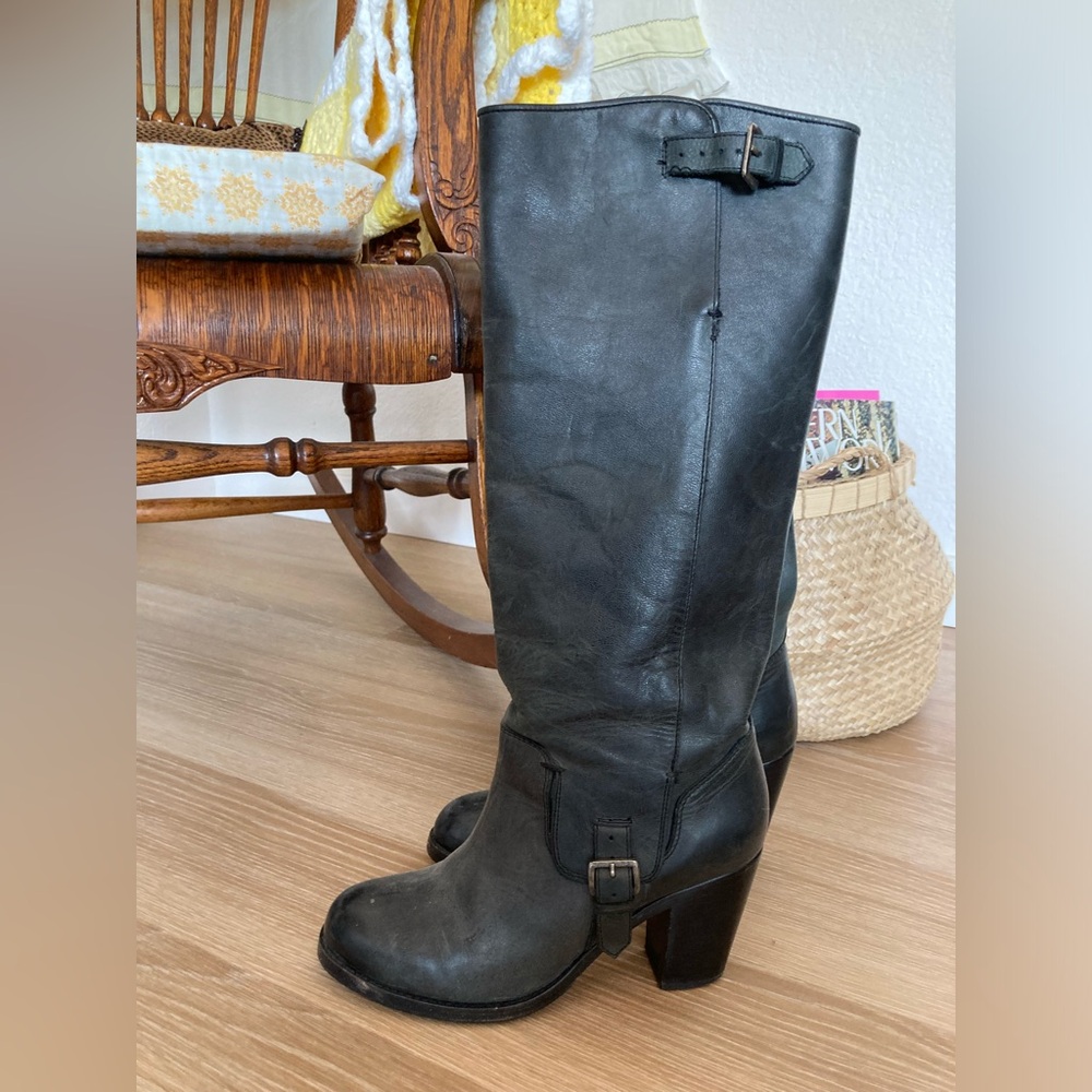 Black/gray Ariat boots